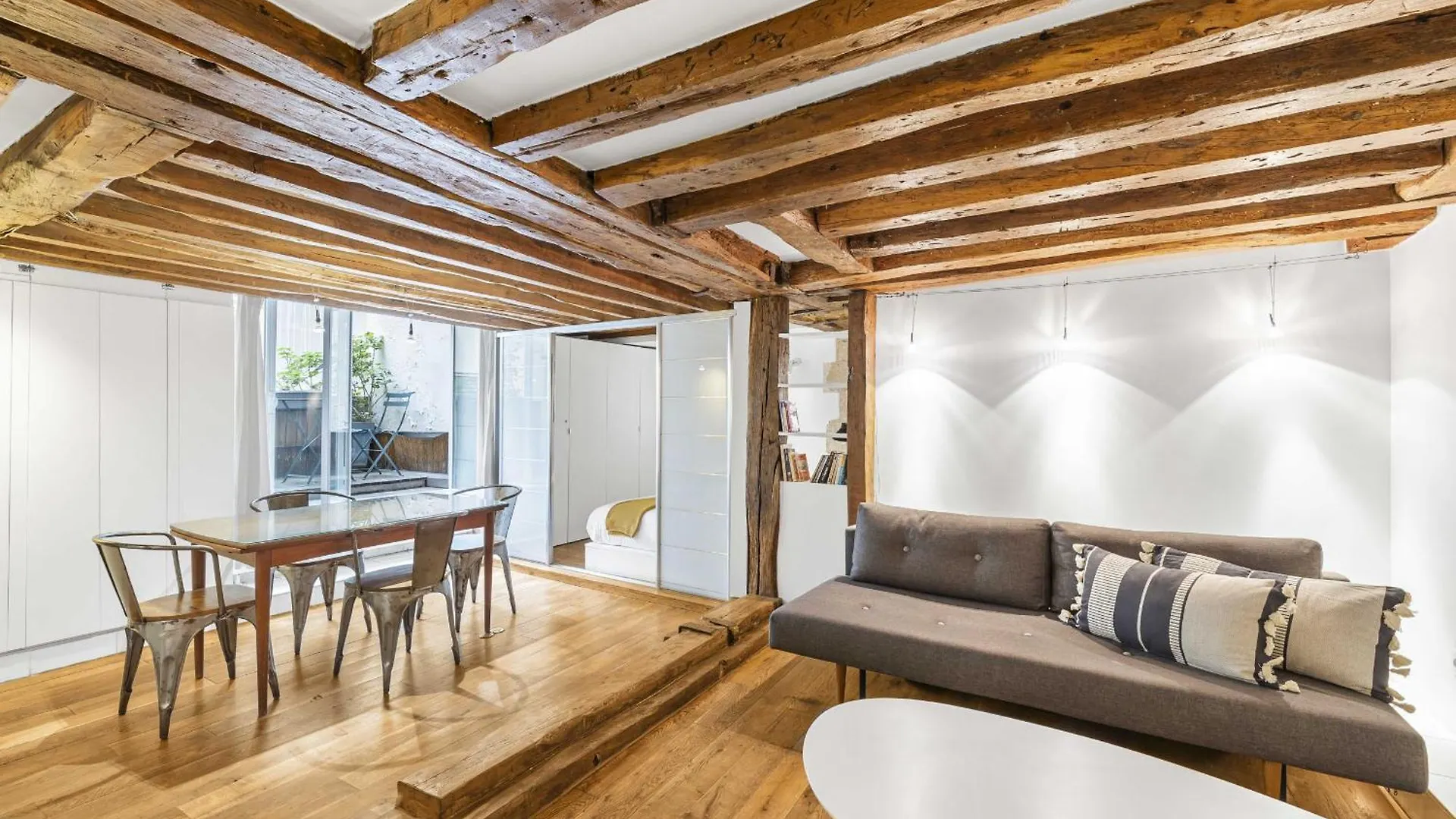 Caprice Amour Apartment